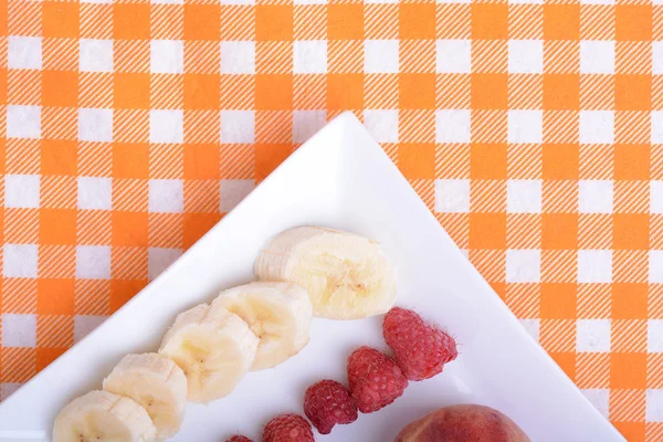 Melocotón frambuesas plátanos se cierran como concepto de alimentos saludables — Foto de Stock