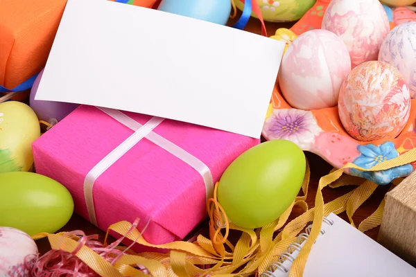 Sfondo pasquale con uova di Pasqua e confezione regalo — Foto Stock