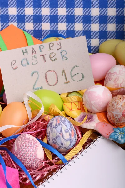 Påsk bakgrund med ägg, band och våren dekoration — Stockfoto