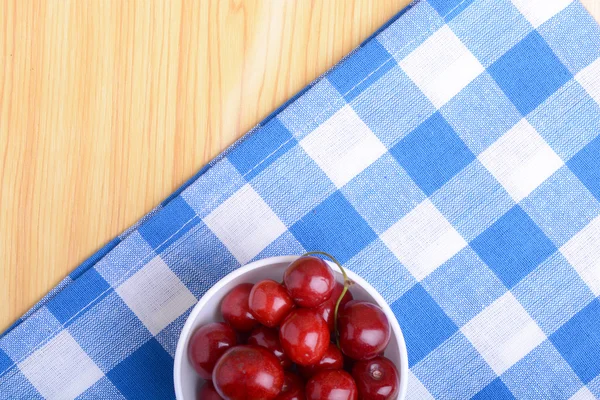 Cerejas vermelhas maduras em uma tigela branca — Fotografia de Stock