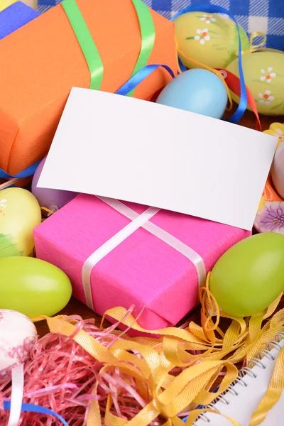 Fondo de Pascua con huevos de Pascua y caja de regalo — Foto de Stock