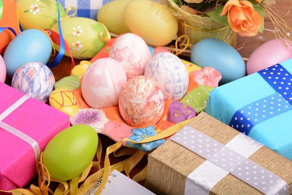 Sfondo pasquale con uova di Pasqua e confezione regalo — Foto Stock