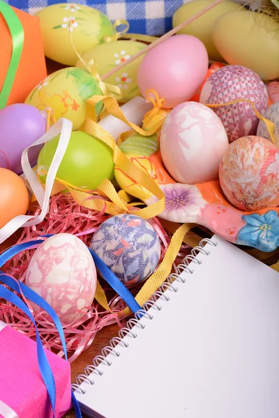 Пасхальный фон с яйцами, лентами и весенним декором — стоковое фото