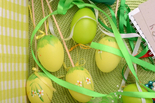 Fundo de Páscoa com ovos de Páscoa e caixa de presente — Fotografia de Stock