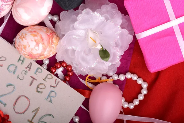 Пасхальные яйца и цветы на заднем плане с подарочной коробки — стоковое фото