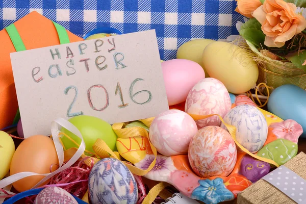 Velikonoční pozadí s vejci, stuhy a jarní dekorace — Stock fotografie