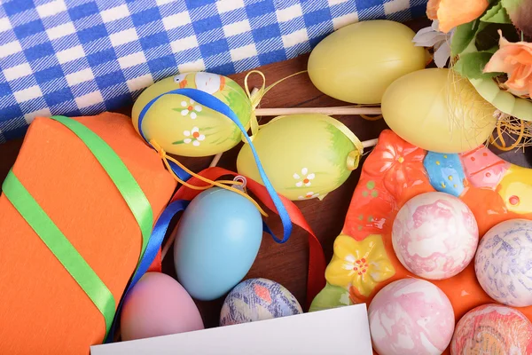 Sfondo pasquale con uova colorate e confezione regalo — Foto Stock