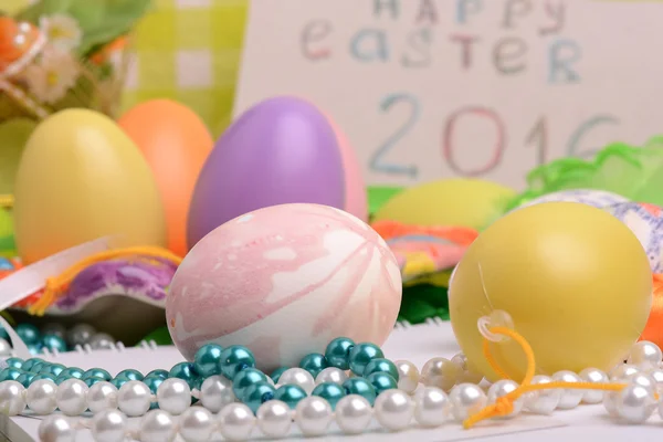 Cartão de convite com ovos de páscoa — Fotografia de Stock