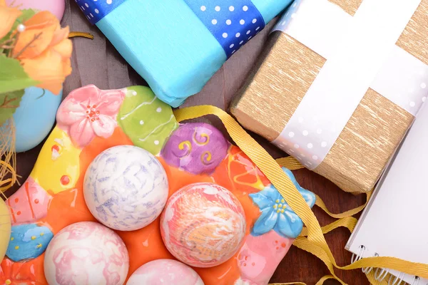 Sfondo pasquale con uova di Pasqua e confezione regalo — Foto Stock