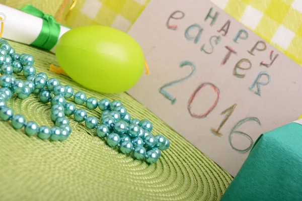 Easter eggs and invitation note. happy easter — Stock Photo, Image