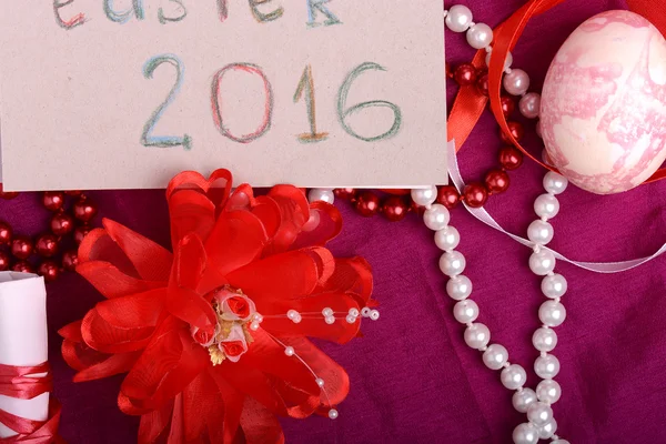 Paaseieren en bloemen op de achtergrond met de doos van de gift — Stockfoto