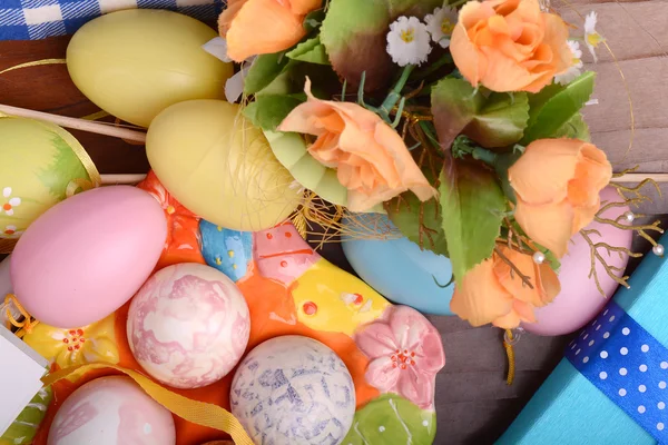 Sfondo pasquale con uova, nastri e decorazione primaverile — Foto Stock