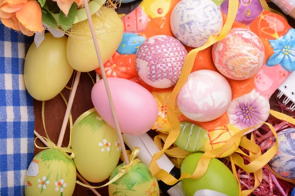 Easter background with eggs, ribbons and spring decoration — Stock Photo, Image