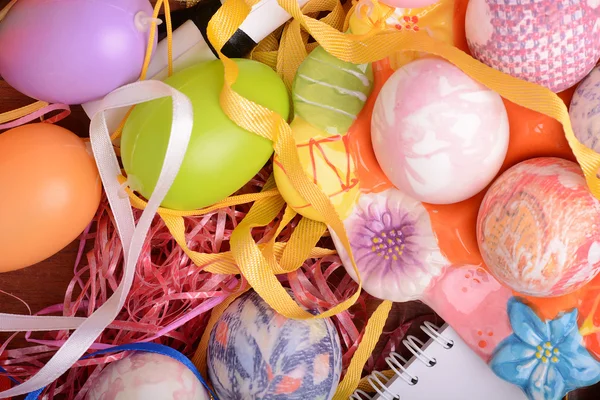 Velikonoční pozadí s vejci, stuhy a jarní dekorace — Stock fotografie