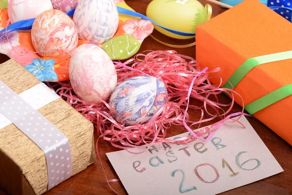 Gelukkig Pasen uitnodigingskaart, handgemaakte eieren op een doos van de gift — Stockfoto