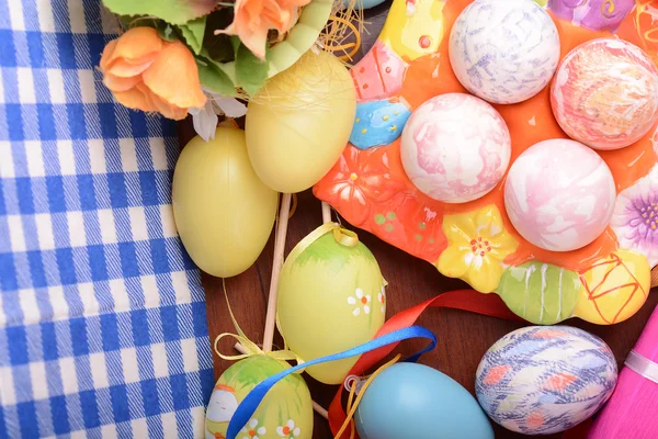 Sfondo pasquale con uova, nastri e decorazione primaverile — Foto Stock