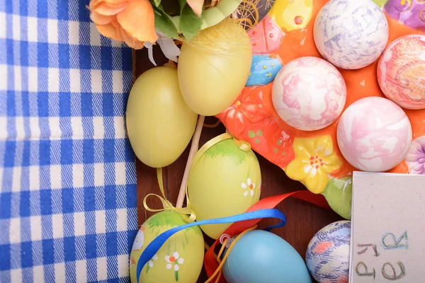 Buon biglietto d'invito pasquale, uova fatte a mano in una confezione regalo — Foto Stock