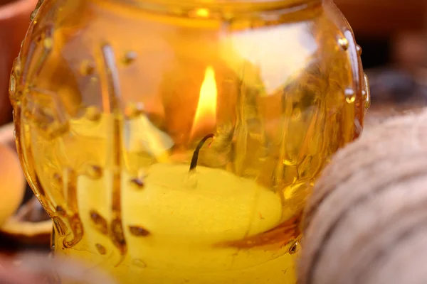 Velas em vidro queimando conceito celebração romântica cozinha de madeira de perto — Fotografia de Stock
