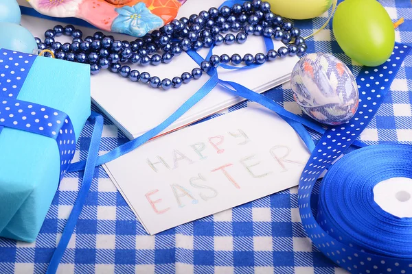 Easter eggs and invitation note. happy easter — Stock Photo, Image