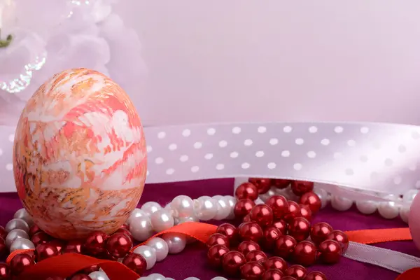 Šťastné Velikonoce pozvánka, ručně vyrobené vejce v dárkové krabičce — Stock fotografie