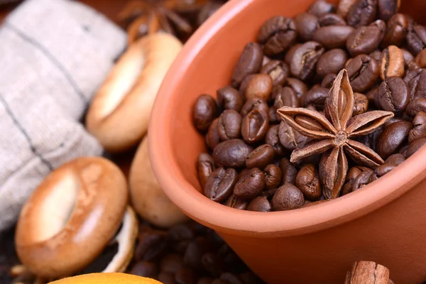 Orange and lemon, coffee beans and cinnamon on wooden brown background. — Stock Photo, Image