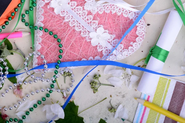 Biglietto di San Valentino felice con cuore di carta sul tavolo. Cuori rossi, fiore, regalo, matita su tavola — Foto Stock