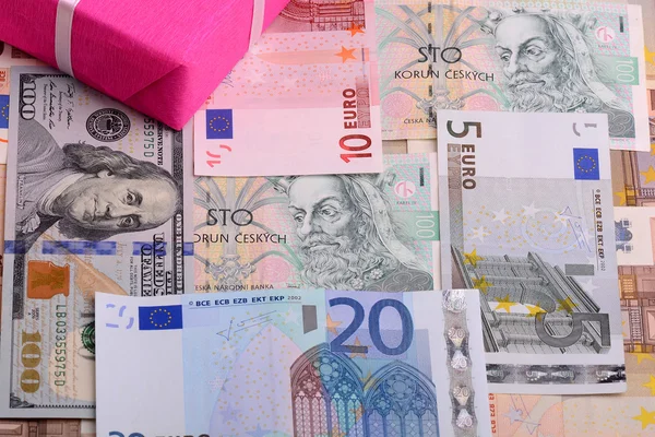 Dinero americano y caja de regalo roja, dinero europeo —  Fotos de Stock