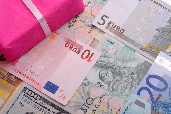 Dinheiro americano e caixa de presente vermelho, dinheiro europeu — Fotografia de Stock