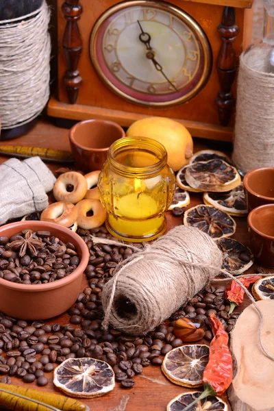 Kaffebönor och ljus. gammal flaska och vintage klocka. citron och kanel. anis och aroma krydda — Stockfoto