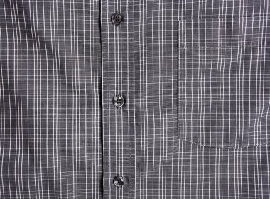 Siyah erkek gömleklerinin kapağını kapat.