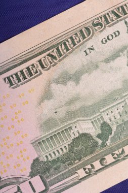 Amerikan bayrağının önünde 50 dolarlık banknot