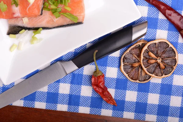 食品コンセプト 赤鮭魚と緑と赤唐辛子とレモン ヘルシーな料理 — ストック写真