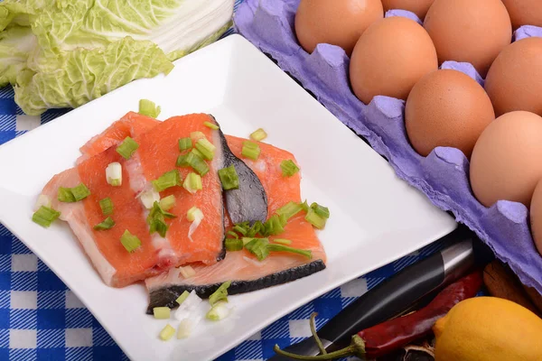 赤鮭の魚 緑と赤唐辛子と新鮮な卵とキャベツ ヘルシーな料理 — ストック写真