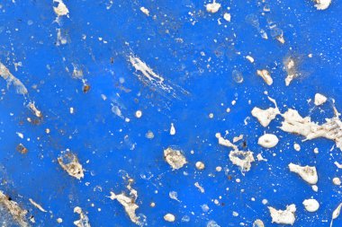 mavi arka plan beyaz boya ile