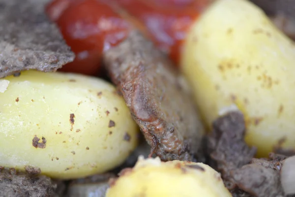 Stekt fläsk lever med tomater och potatis — Stockfoto