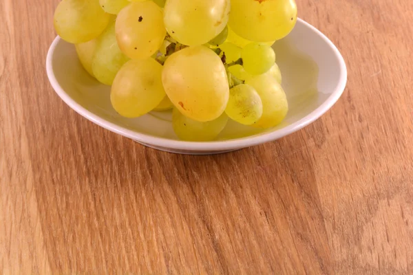 Een close-up van druiven op witte tafel — Stockfoto