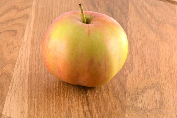 El concepto de la comida - la manzana en la tabla de madera — Foto de Stock