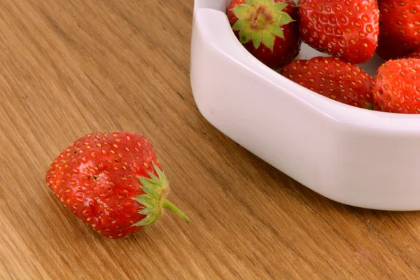 Frische reife Erdbeeren auf einem hölzernen Hintergrund — Stockfoto