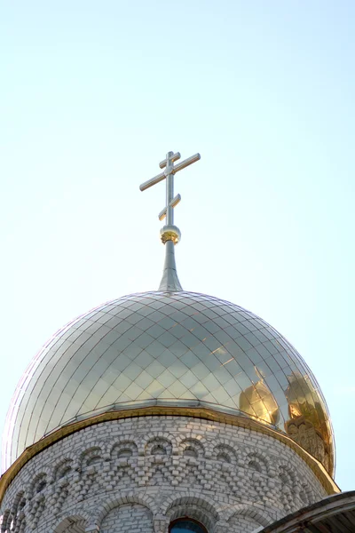 Gouden koepel en christelijke kruis op kerk tegen blauwe hemel — Stockfoto