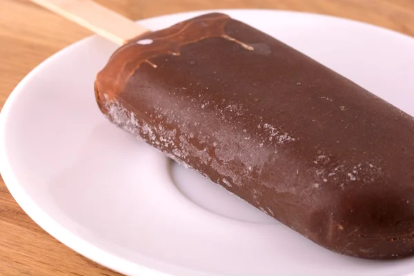 Schokoladeneis auf weißem Teller — Stockfoto