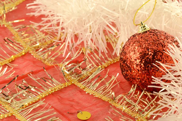 Fondo de Navidad con bolas de año nuevo rojo — Foto de Stock