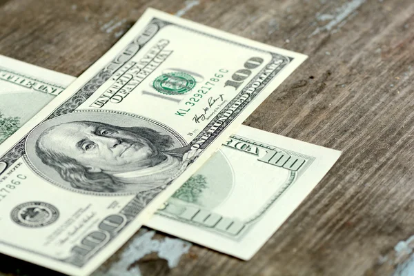 Närbild av en 100 dollar sedlar på trä bakgrund — Stockfoto
