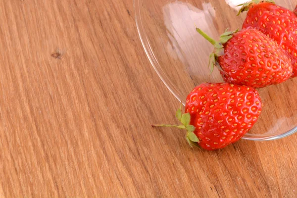 Fruta de morango fresca em um prato de vidro — Fotografia de Stock