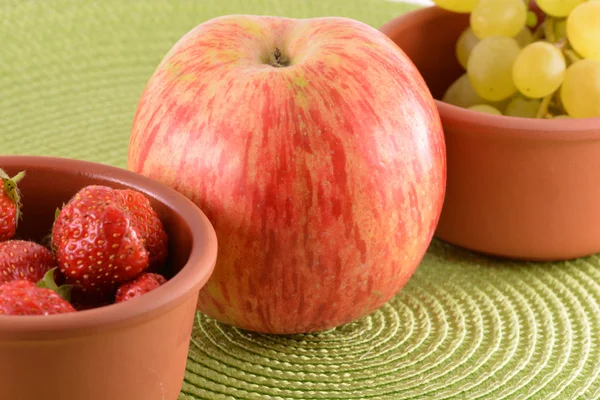 Färsk frukt. jordgubbe, äpple, druva — Stockfoto