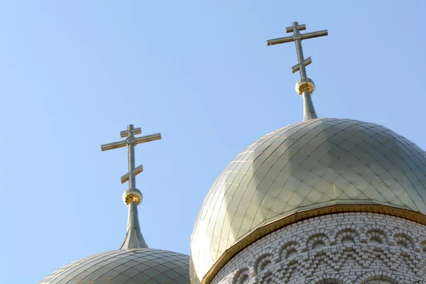 Gyllene kupol och kristna kors på kyrkan mot blå himmel — Stockfoto