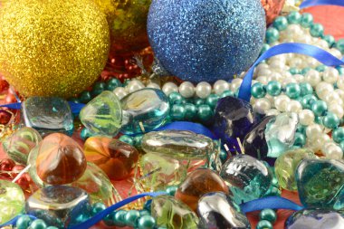 mavi kurdele ile taş ve zarif inciler (elmas)