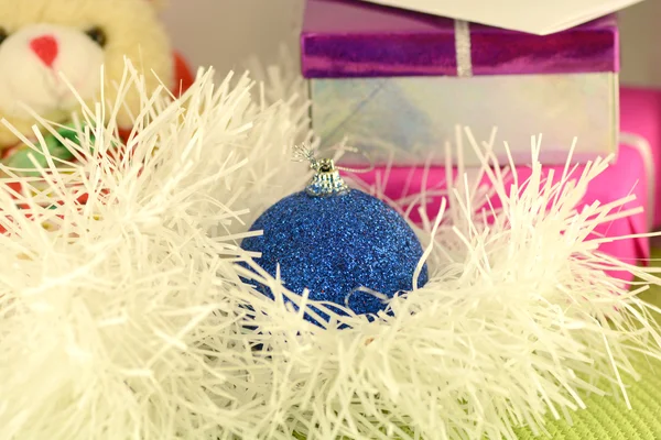 Рождественский красный подарок с голубым мячом, новогодняя открытка — стоковое фото