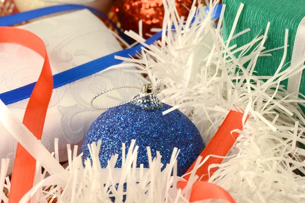 Christmas green gift mit blauen Kugeln auf weißem abstrakten Hintergrund — Stockfoto