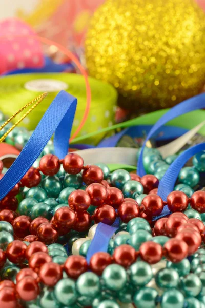 Bola de Natal, cartão de convite de ano novo, diamantes e pérolas — Fotografia de Stock