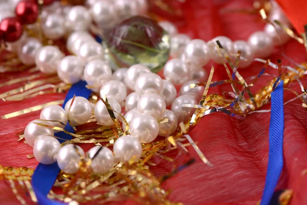 赤い背景上の真珠の文字列 — ストック写真